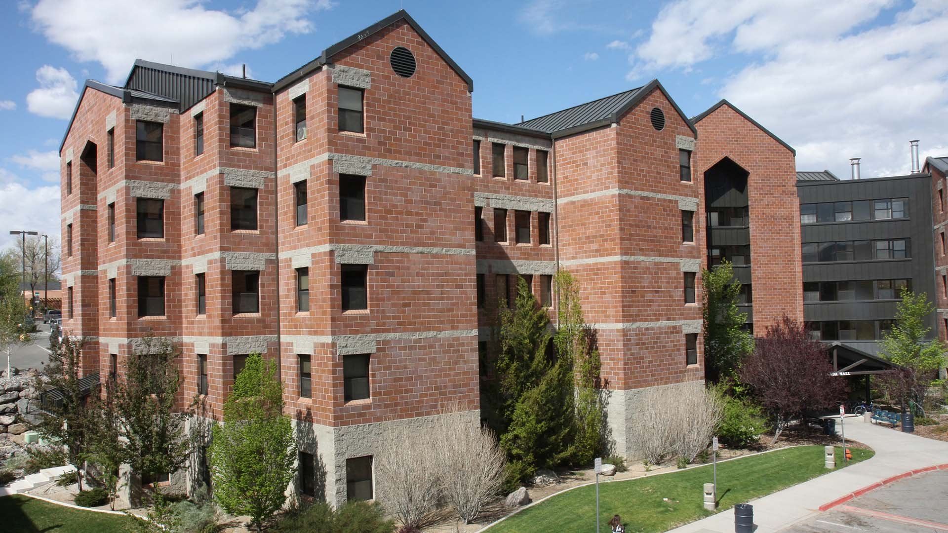 Canada Hall (3-BR/2-BA +&nbsp; Kitchen/Living), UNR